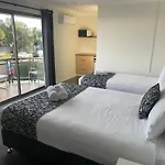 Coastal Bay Motel