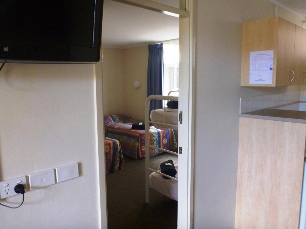 Hawaiian Sands Motor Hotel 3*