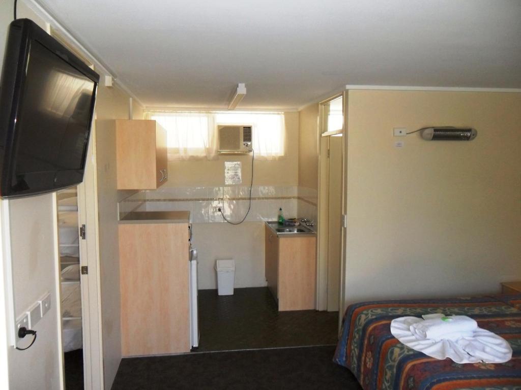 Hawaiian Sands Motor Hotel