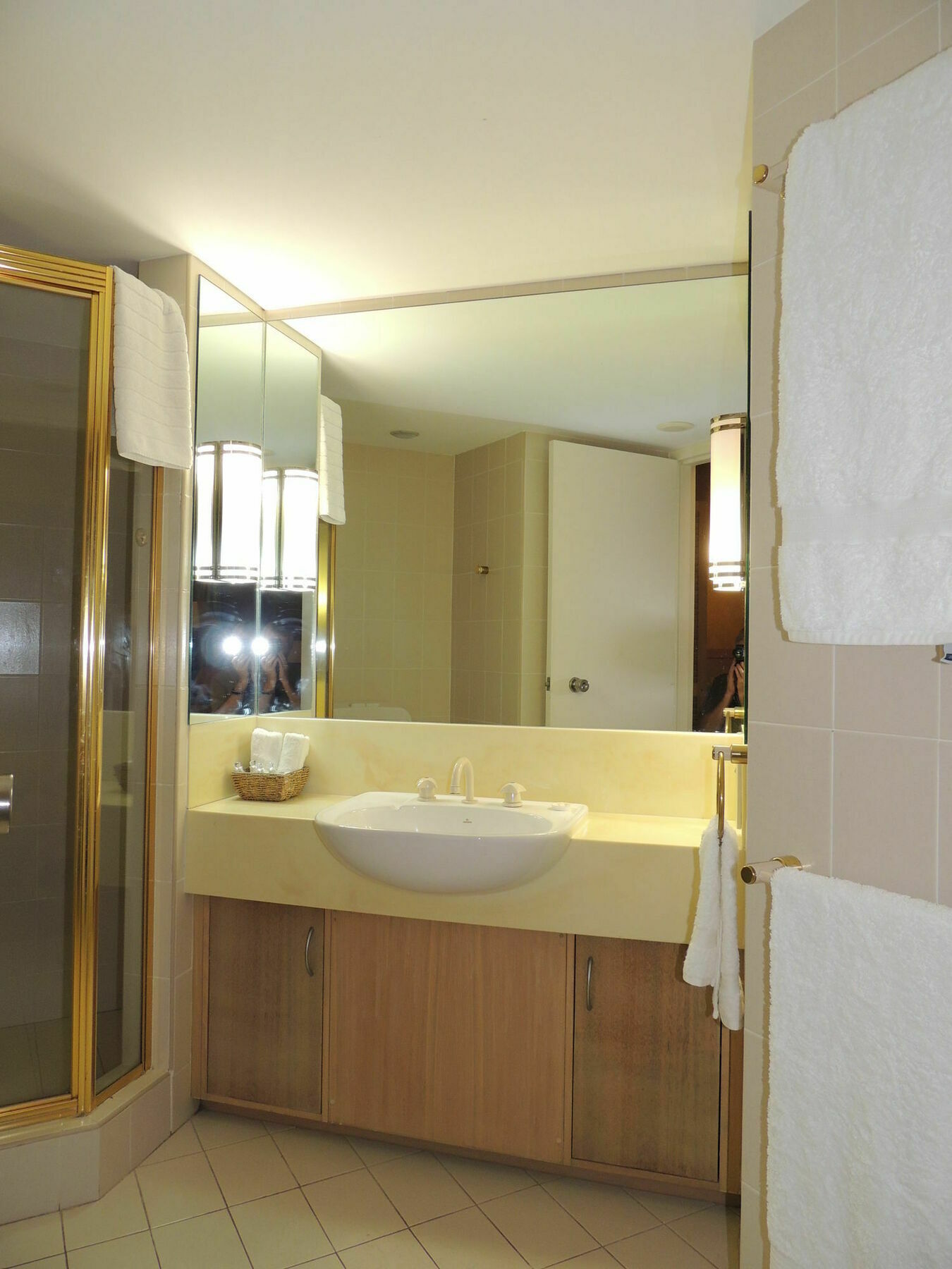 Pacific Bay Terraces Hotel 4*